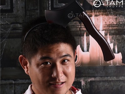 Cài Halloween hình cây rìu bổ đầu số 02